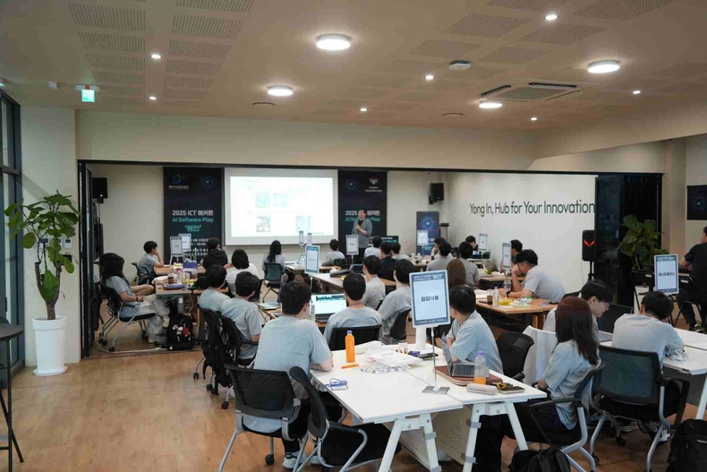 (사진자료1) 해커톤 참가자들이 AI를 활용한 문제해결 방법 교육을 듣고 있다 ⓒ타임즈