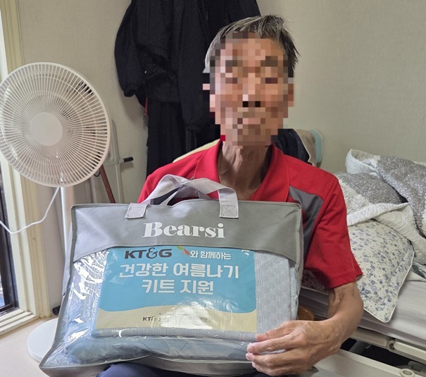 지난 8월 21일(목), 분당구 지역 내 경제적 어려움으로 여름철 이불을 구입하기 어려운 위기 및 취약 어르신 4가정을 대상으로 여름이불세트를 전달하였다. 2 ⓒ타임즈 
