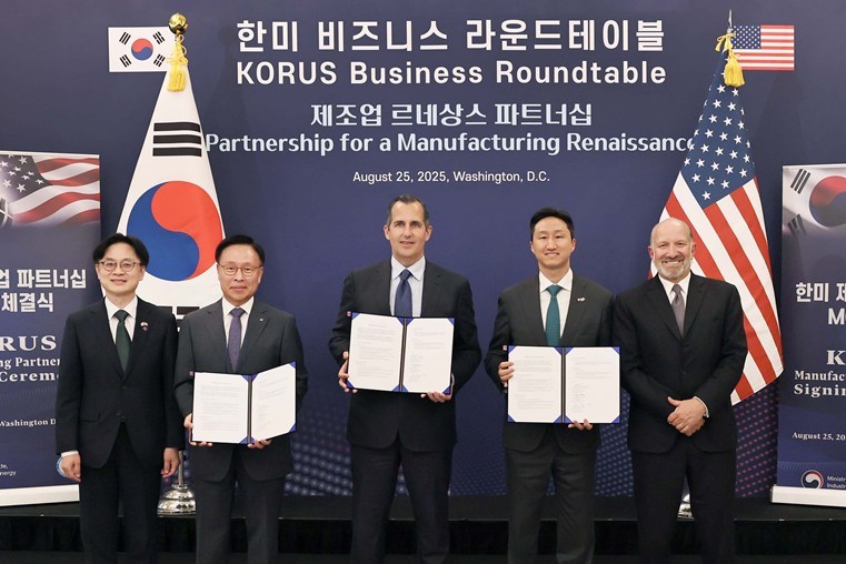 HD현대가 25일(현지시각) 미국 워싱턴 DC에 위치한 윌라드 인터콘티넨탈 호텔에서 '한미 조선산업 공동 투자 프로그램 조성을 위한 양해각서(MOU)'를 체결했다. (사진 왼쪽부터 김정관 산업통상자원부 장관, 김복규 한국산업은행 수석부행장, 프랭크 브루노 서버러스 캐피탈 최고경영자, 정기선 HD현대 수석부회장, 하워드 러트닉 미국 상무부 장관) ⓒ타임즈 