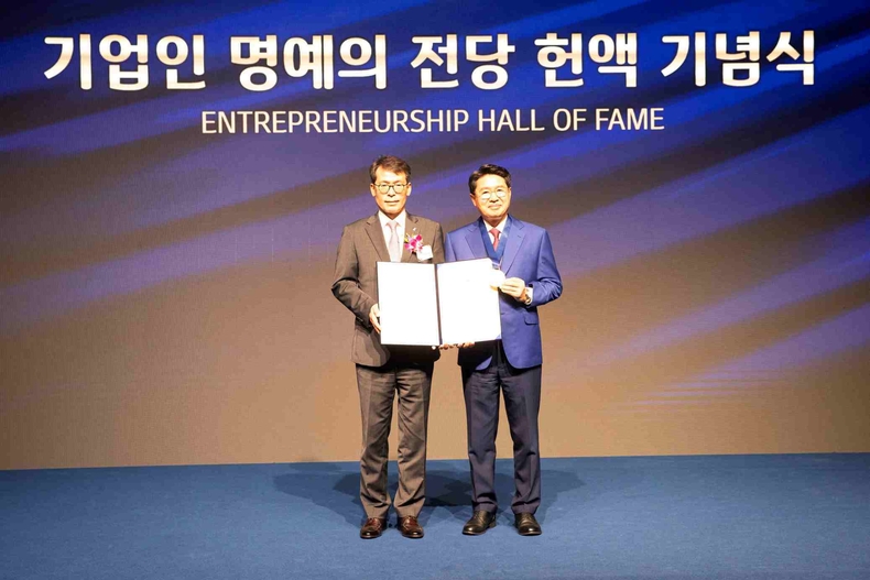(기업은행) 2025년 기업인 명예의 전당 헌액자 선정 ⓒ타임즈<br>
<사진은 27일 서울 을지로 기업은행 본점에서 열린 ‘2025년 기업인 명예의 전당 헌액식‘에서 김성태 IBK기업은행장(왼쪽)과 박동석 산일전기 회장(오른쪽)이 기념촬영을 하고 있는 모습>