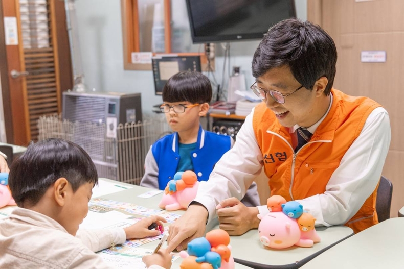 사진1. 신협 어부바 멘토링 경제교육 ⓒ타임즈 <br>
신협 임직원(멘토)가 ‘어부바 멘토링’을 통해 지역사회 아이들(멘티)에게 경제교육을 진행하고 있다.