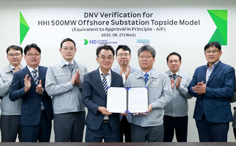 HD현대중공업이 노르웨이선급(DNV)으로부터 자체 개발한 500MW급 해상변전소(OSS, Offshore Substation) 모델에 대한 국제 설계 검증서(Verification Letter)를 획득했다(사진 왼쪽부터 네 번째 DNV 신성호 영업 대표, 왼쪽부터 여섯 번째 HD현대중공업 원광식 해양에너지사업본부장). ⓒ타임즈 