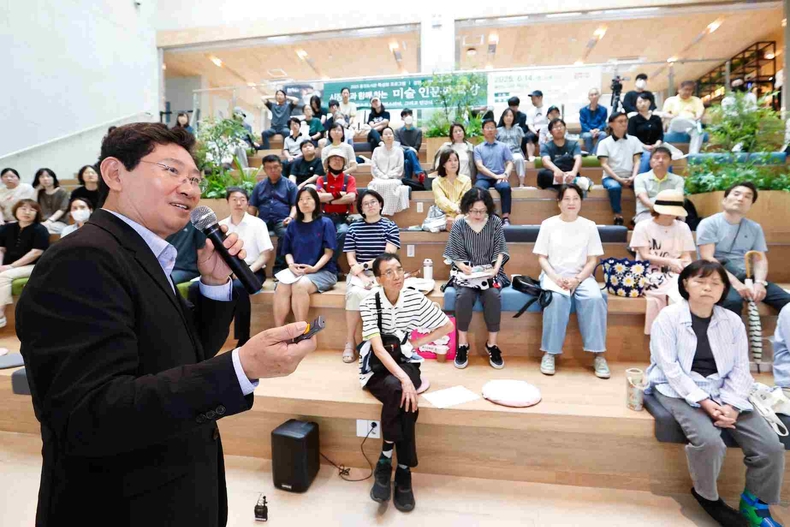 이상일 용인특례시장이 14일 동천도서관에서 '그림으로 읽는 셰익스피어_ 그리고 인간의 모습들'을 주제로 특강을 했다.(3) ⓒ타임즈