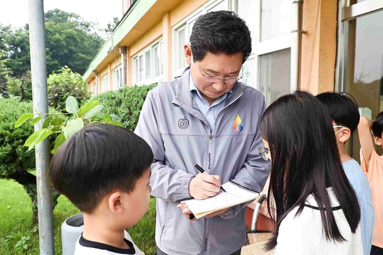1-1. 7월 13일 처인구 백암면 장평초등학교를 찾아 간담회를 갖고 다목적시설 신설을 약속한 이상일 용인특례시장(4) ⓒ타임즈