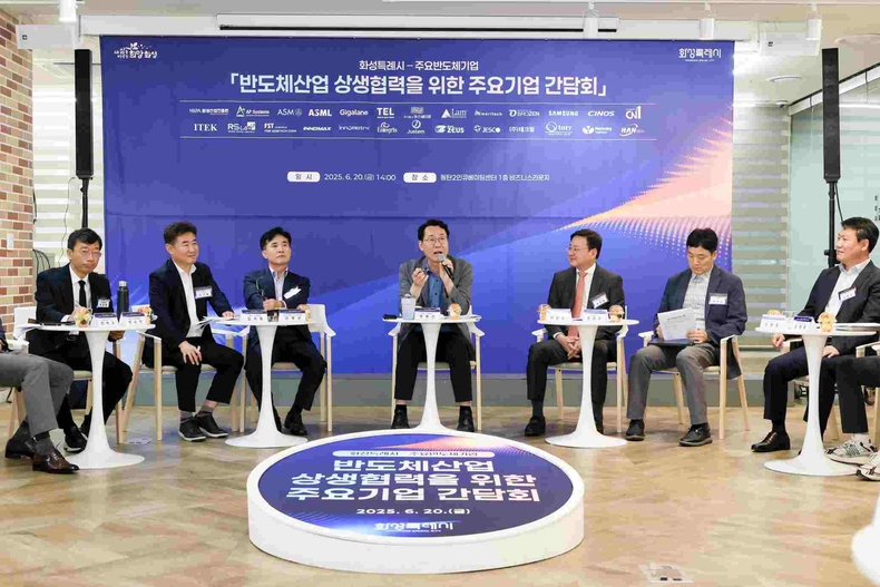 동탄2인큐베이팅센터에서 열린 ‘반도체산업 상생협력을 위한 주요기업 간담회’에서 정명근 화성특례시장이 관내 반도체 기업 대표들과 상생협력 방안에 대해 논의하고 있다(3) ⓒ타임즈
