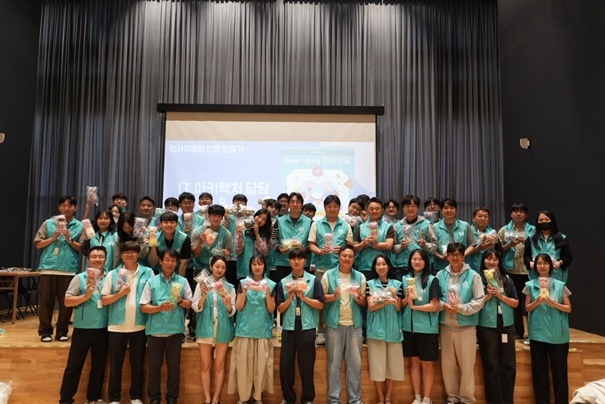 KT 기술혁신부문 IT Dev본부 IT아키텍처담당 & AX Build TF 직원들이 직접 만든 업사이클링 인형 60개 (1백50만원 상당)를 성남시지역아동센터연합회(회장 김용군)에 전달했다고 27일 밝혔다. 2 ⓒ타임즈 