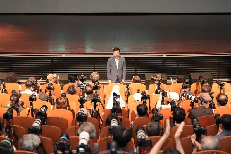 신상진 성남시장이 ‘2025 성남 포토콘서트’에 참석해 참석자들에 인사를 하고 있다(2) ⓒ타임즈