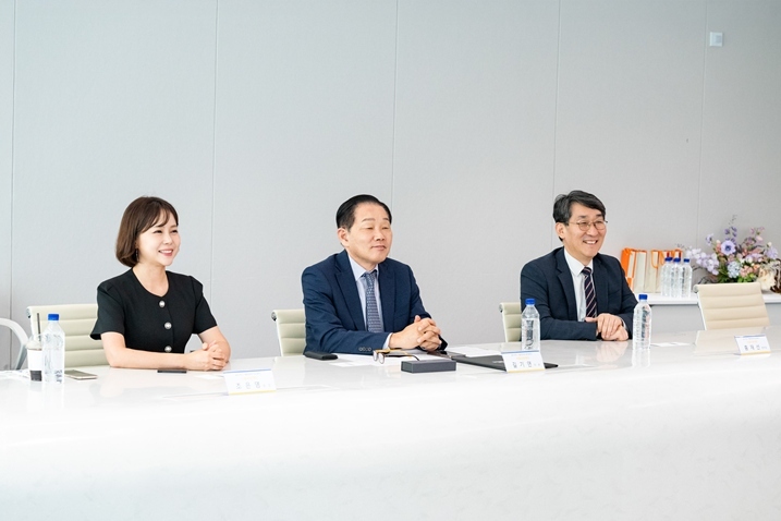 업무협약 체결 후 대화를 나누고 있는 서울관광재단 ⓒ타임즈 