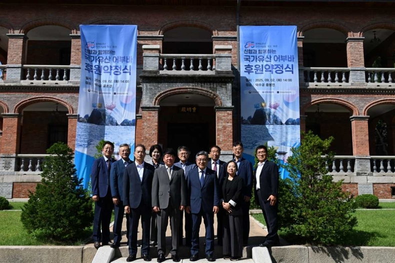 사진1. 국가유산 어부바 후원 약정식에 참석한 김윤식 신협중앙회장(가운데 좌측), 허민 국가유산청장(가운데 우측) ⓒ타임즈