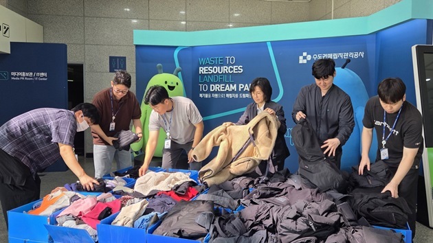 수도권매립지관리공사 직원들이 수거된 의류 590벌을 포장·적재하며 순환경제 가치 실천에 나섰다. ⓒ타임즈 
