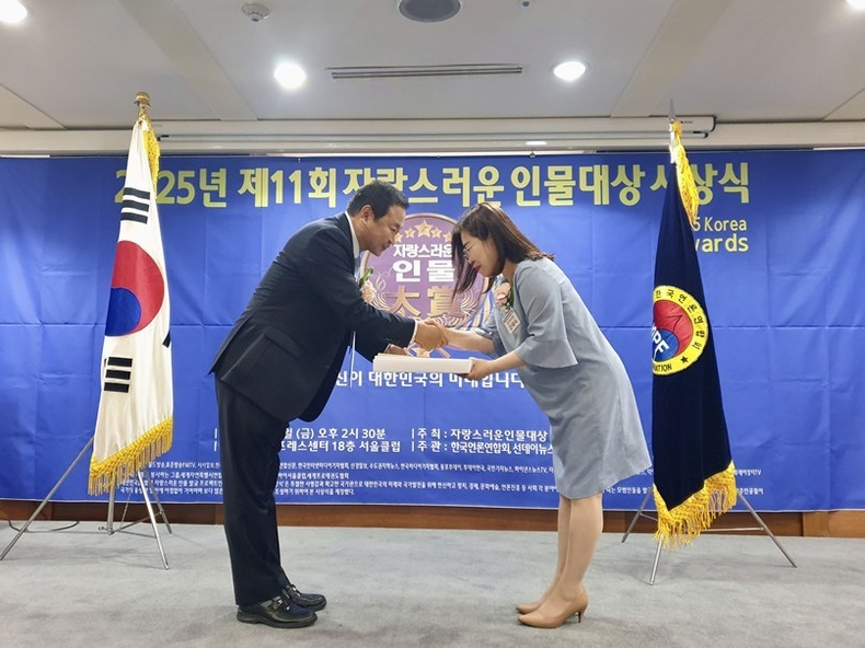강혜숙 양주시의원이 5일, 한국프레스센터에서 지방의회 발전에 기여한 공로로 ‘2025 제11회 자랑스러운 인물대상’을 수상했다. ⓒ타임즈 