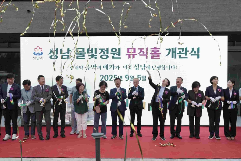 신상진 성남시장과 성남물빛정원 뮤직홀 개관식에 참석한 내빈들이 테이프커팅을 하고 축하를 나누고 있다 ⓒ타임즈