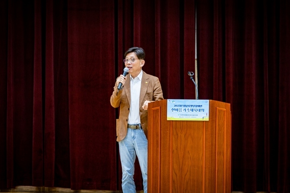 6일 성남스포츠센터 다목적 체육관에서 열린 ‘2025년 발달장애인 한마음 가족 체육대회’에 참석해 참가자들을 응원했다. 2 ⓒ타임즈 