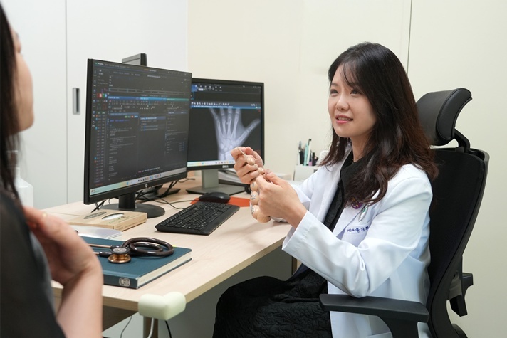 분당제생병원 소아청소년과 윤지희 과장이 보호자에게 설명을 하고 있다. ⓒ타임즈 