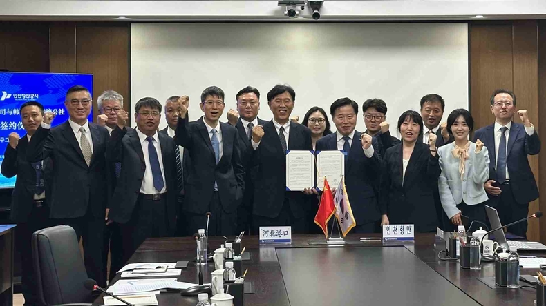 (사진2) 허베이성항무그룹과 인천항만공사 임직원이 기념사진을 촬영하고 있다. ⓒ타임즈