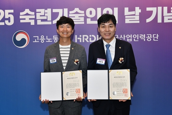 2025년 대한민국 명장으로 선정된 HD현대중공업 고민철 기사(왼쪽)와 HD현대삼호 유동성 기원(오른쪽)ⓒ타임즈 