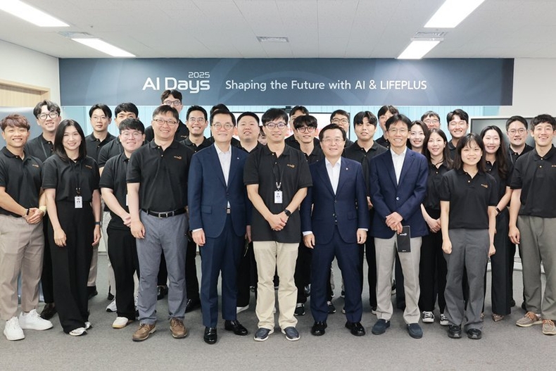 서울 여의도 63빌딩에서 열린 'AI DAYS 2025'에서 한화생명 권혁웅, 이경근 대표이사와 임직원들이 기념촬영을 하고 있다. ⓒ타임즈 