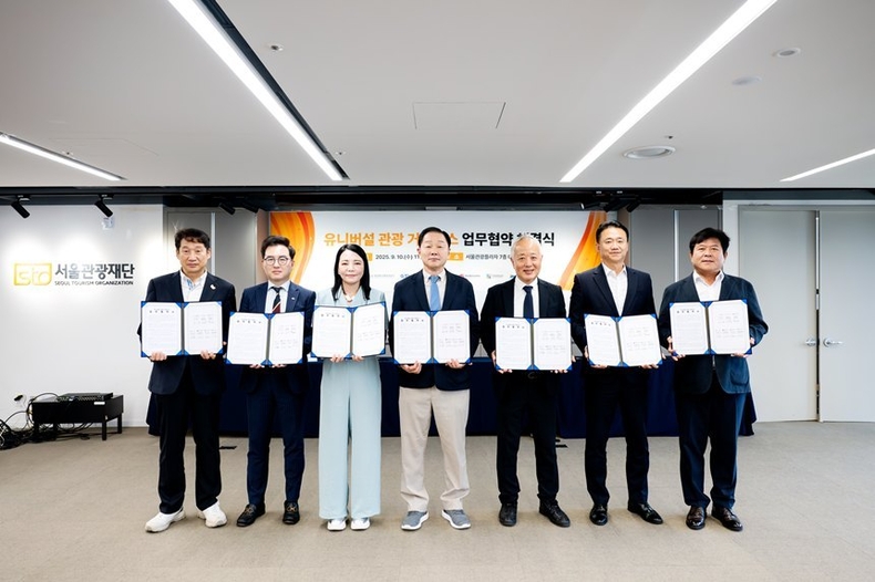 (사진1) 유니버설 관광 거버넌스 참여기관 대표자들이 업무협약(MOU) 체결서와 함께 기념사진을 촬영하고 있다. ⓒ타임즈 
