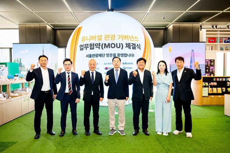 (사진2) 유니버설 관광 거버넌스 참여기관 대표자들이 서울관광플라자 1층에서 기념사진을 촬영하고 있다. ⓒ타임즈 