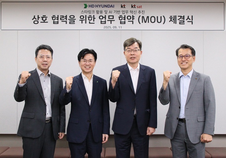 HD현대는 11일(목) KT·KT SAT와 '스타링크 활용 및 AI 기반 업무 혁신 추진'을 위한 MOU를 체결했다(사진 왼쪽부터 노형래 KT 전략고객본부 부산/경남법인 본부장, 이태진 HD한국조선해양 DT혁신실장, 서영수 KT SAT 대표, 김원태 KT 전략고객사업본부장). ⓒ타임즈 
