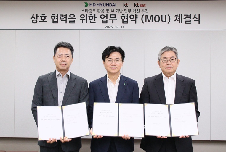 HD현대는 11일(목) KT·KT SAT와 '스타링크 활용 및 AI 기반 업무 혁신 추진'을 위한 MOU를 체결했다(사진 왼쪽부터 노형래 KT 전략고객본부 부산/경남법인 본부장, 이태진 HD한국조선해양 DT혁신실장, 박현배 KT SAT 사업총괄 전무). ⓒ타임즈 