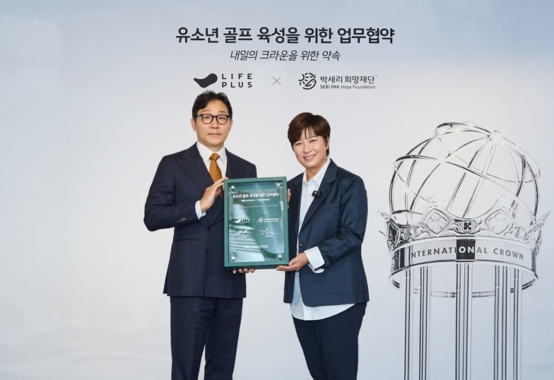박찬혁 한화생명 스포츠마케팅TF 전무(왼쪽)와 박세리희망재단 박세리 이사장(오른쪽)이 16일 여의도 63빌딩에서 열린 협약식에서 기념 촬영을 하고 있다. ⓒ타임즈 