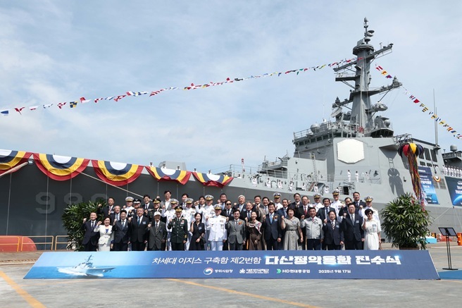 HD현대중공업 울산 조선소에서 17일(수) 8,200톤급 최첨단 이지스구축함(KDX-III Batch-II) 2번함 ‘다산정약용함’의 진수식이 진행됐다(사진 앞줄 왼쪽에서 여덟번째 강동길 해군참모총장, 아홉번째 안규백 국방부장관, 앞줄 오른쪽에서 두번째 주원호 HD현대중공업 특수선사업대표, 여섯번째 이상균 HD현대중공업 대표이사) ⓒ타임즈 