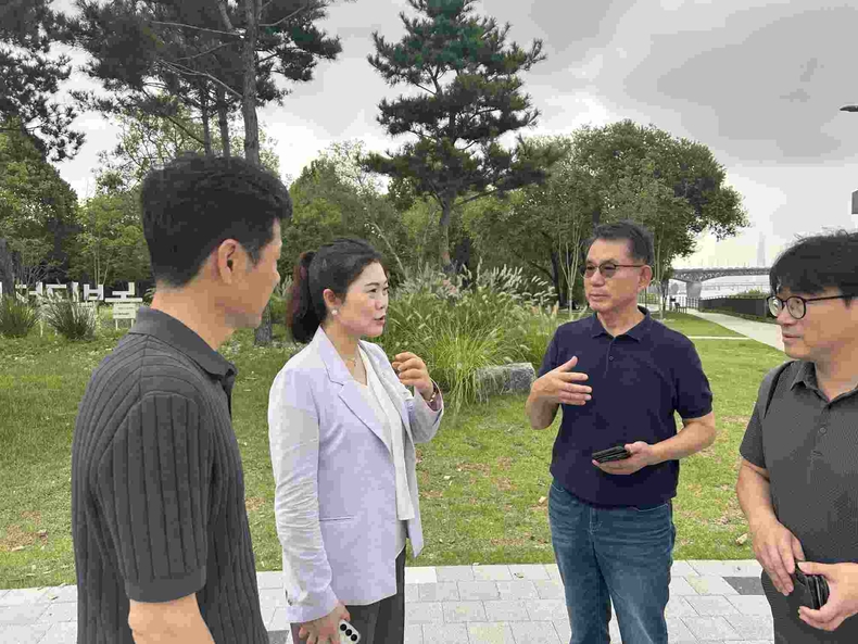 <구미경의원(연보라자켓)이 현장을 방문하여 주민들의 의견을 청취하고 있다>