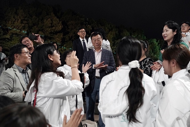개막식을 마치고 시민들과 대화를 나누고 있다 ⓒ타임즈 