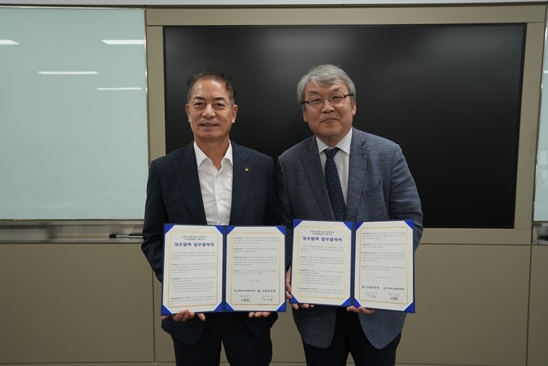  신협중앙회와 한국의료복지사회적협동조합연합회는 ‘상호협력을 위한 업무협약’을 맺었다. 사진은 신협 우욱현 관리이사(왼쪽), 의료복지사협 임종한 회장(오른쪽)이 업무협약서를 들고 사진을 촬영하고 있다. ⓒ타임즈 