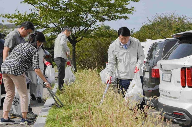 대한민국 새단장 캠페인(1) ⓒ타임즈<br>
사진설명 : 송병억 수도권매립지관리공사 사장이 대한민국 새단장 캠페인 주간을 맞아 임직원들과 함께 쓰레기 수거 활동을 진행하고 있다.
