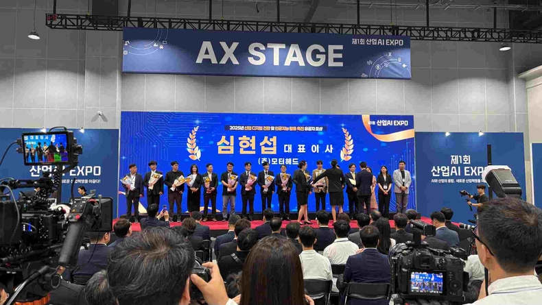 (사진2) 제1회 산업AI 엑스포에서 (주)모터헤드 심현섭 대표이사가 산업통상자원부 장관 표창을 수상하고 있다 ⓒ타임즈