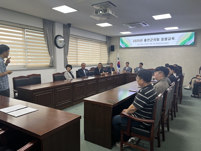 2025홍천군의회 청렴교육 사진3(강의중) ⓒ타임즈 
