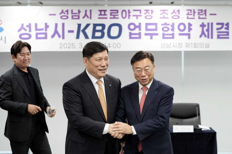공공개발정책관-신상진 성남시장(오른쪽)과 허구연 KBO총재가 5일 시청에서 열린 성남시 프로야구장 조성 성남시, KBO 업무협약식에 참석하고 있다.(1) ⓒ타임즈