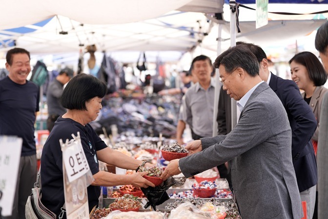 지역경제상권과-신상진 성남시장이 29일 추석을 앞두고 모란민속5일장을 방문, 상인들과 인사를 나누며 장바구니 물가를 점검하고 있다. ⓒ타임즈 