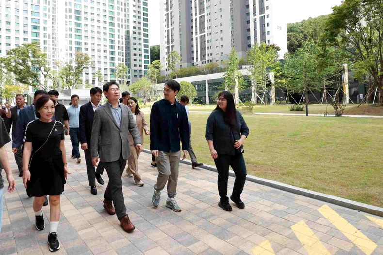 이상일 용인특례시장은 23일 힐스테이트 몬테로이 단지를 찾아 주민들과 '소통버스킹'을 진행했다(4) ⓒ타임즈