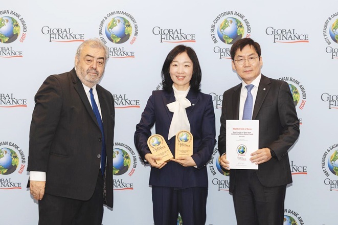사진은 지난 30일 독일 프랑크푸르트에서 열린 ‘Transaction Banking Awards Ceremony 2025’ 시상식에서(오른쪽부터) 김형일 IBK기업은행 전무이사, 서경란 IBK기업은행 경제연구소장, 안드레아 피아노(Andrea Fiano) 글로벌파이낸스 편집장이 기념촬영을 하고 있는 모습 ⓒ타임즈 