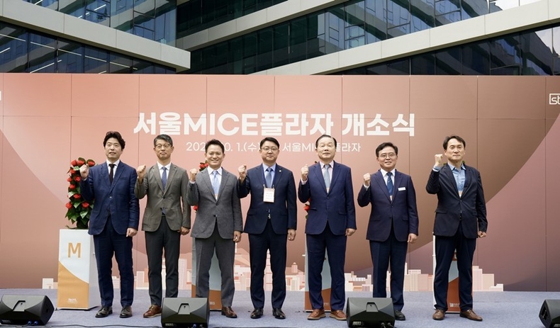 ‘25. 10. 1(수) 서울MICE플라자 개소식에 참가한 내빈들이 포즈를 취하고 있다. ⓒ타임즈 