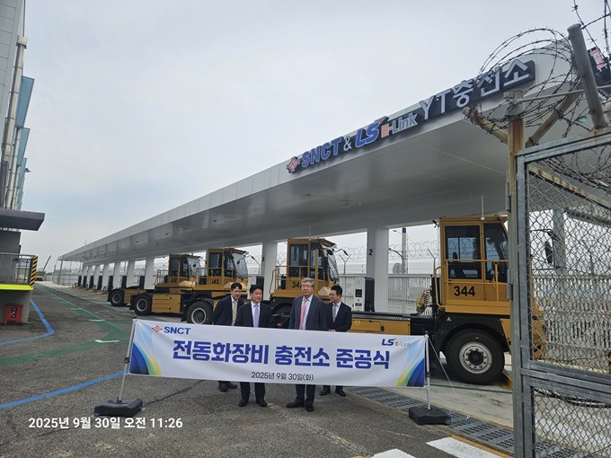 SNCT 임직원들이 전동화장비 충전소 준공식을 마치고 기념촬영을 하고 있다 ⓒ타임즈 