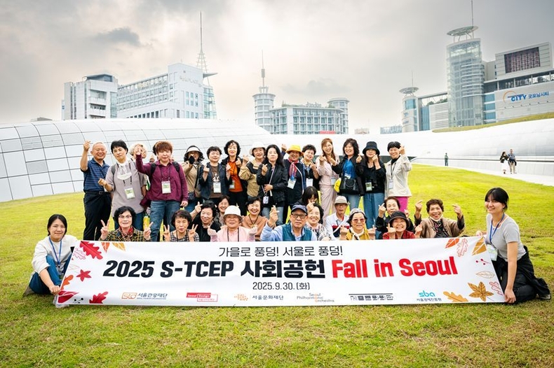 DDP에서 참가자들이 전시 설명을 듣고 단체사진을 찍고 있다. ⓒ타임즈 