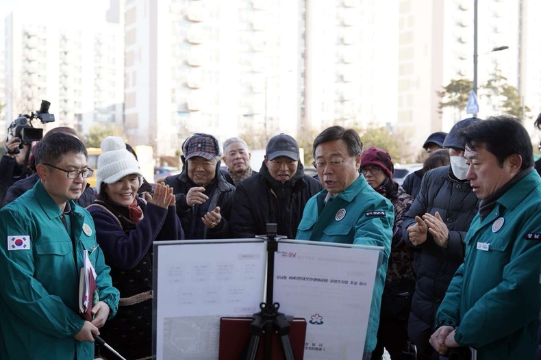 주차지원과-신상진 성남시장이 24일 모란시장 상인들에게 모란생태공원 지평식 주차장 사업에 대해 설명하고 있다.(3) ⓒ타임즈