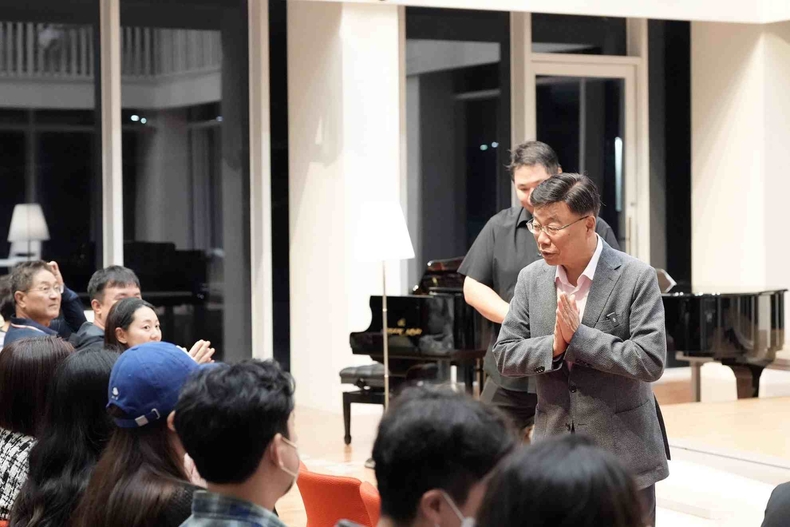 신상진 성남시장이 10일 성남물빛정원 뮤직홀에서 열린 임산부의 날 기념 음악회에 참석해 참석자들과 소통하고 있다(2) ⓒ타임즈