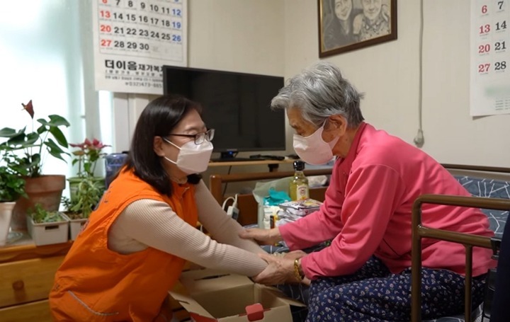 신협 임직원이 에너지 취약계층에 난방용품을 전달하고 있다. ⓒ타임즈 