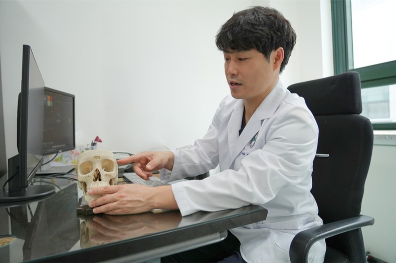 분당제생병원신경외과김현곤과장이환자에게설명하고 있다 ⓒ타임즈 