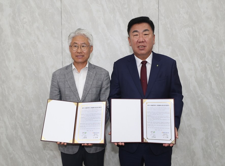 청주시-농협은행, 중소기업 보호 상생결제시스템 도입에 맞손. 사진(오른쪽부터 이범석 청주시장, 이장환 농협은행 청주시지부 지부장) ⓒ타임즈 