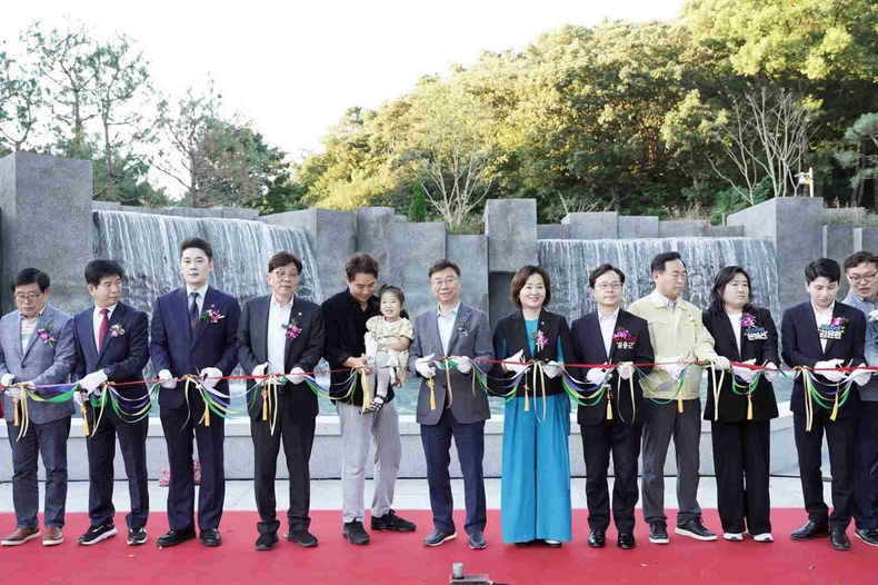 신상진 성남시장이 대원공원 내 테마공원 개장식(2부)에서 개장 테이프 커팅에 참여하고 있다(2) ⓒ타임즈