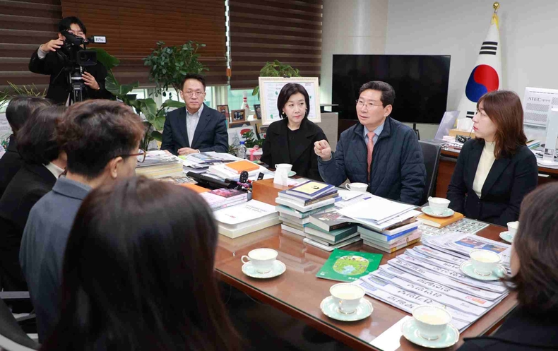 작년 12월 20일 이상일 용인특례시장이 시장실에서 지역 내 학부모대표_ 용인교육지원청 관계자들을 만나 교육환경 발전에 대해 논의했다.(2) ⓒ타임즈