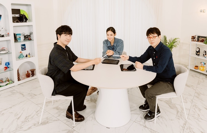 영화 평론가 이동진, 과학 커뮤니케이터 궤도, 기자 출신 방송인 안현모가 라플위클리 시즌5 런칭 기념사진을 촬영하고 있다. 2 ⓒ타임즈 
