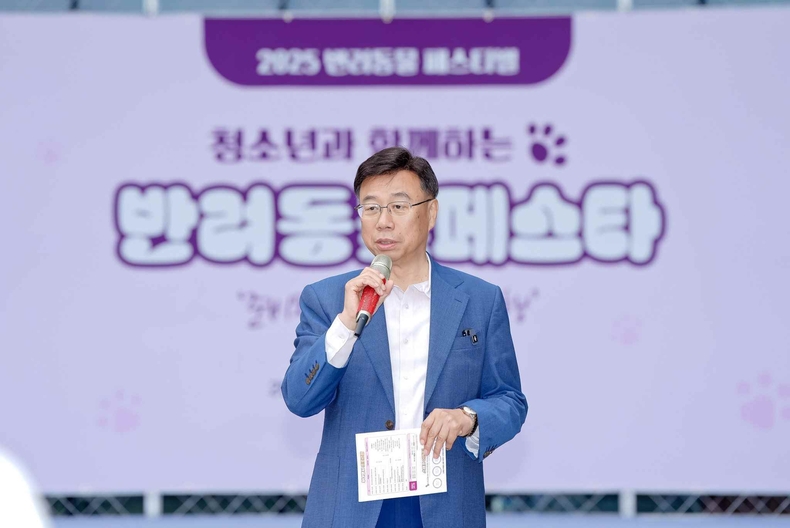 신상진 성남시장이 18일 성남시청 광장에서 열린 2025 반려동물 페스티벌 행사장에서 인사말을 전하고 있다(1) ⓒ타임즈