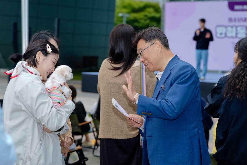 신상진 성남시장이 18일 성남시청 광장에서 열린 2025 반려동물 페스티벌 행사장에서 인사말을 전하고 있다(3) ⓒ타임즈